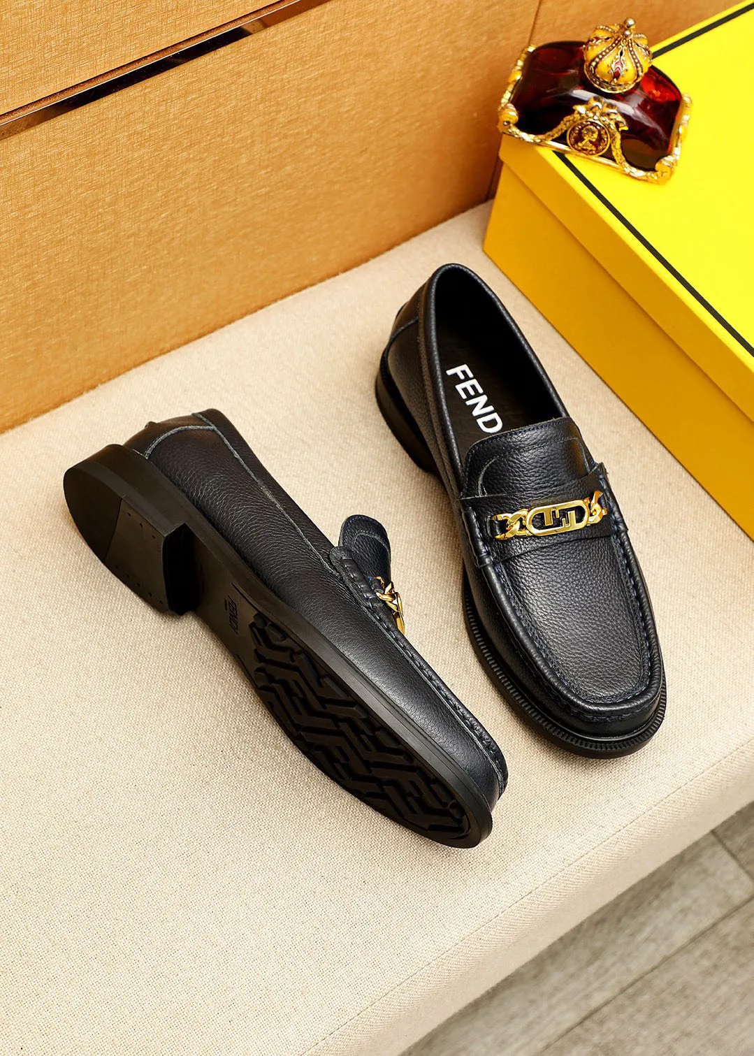 Men's shoes 💰460 💐 Product trademark: FENDI [Fendi] casual leather shoes Regular size: 38-44 (45🉑️customized) Product materials: Selected imported first-layer pebbled cowhide leather upper + luxury hardware buckle, imported cowhide lining. Strong three-dimensional visual effect, rubber outsole Color: 3⃣️colors available
